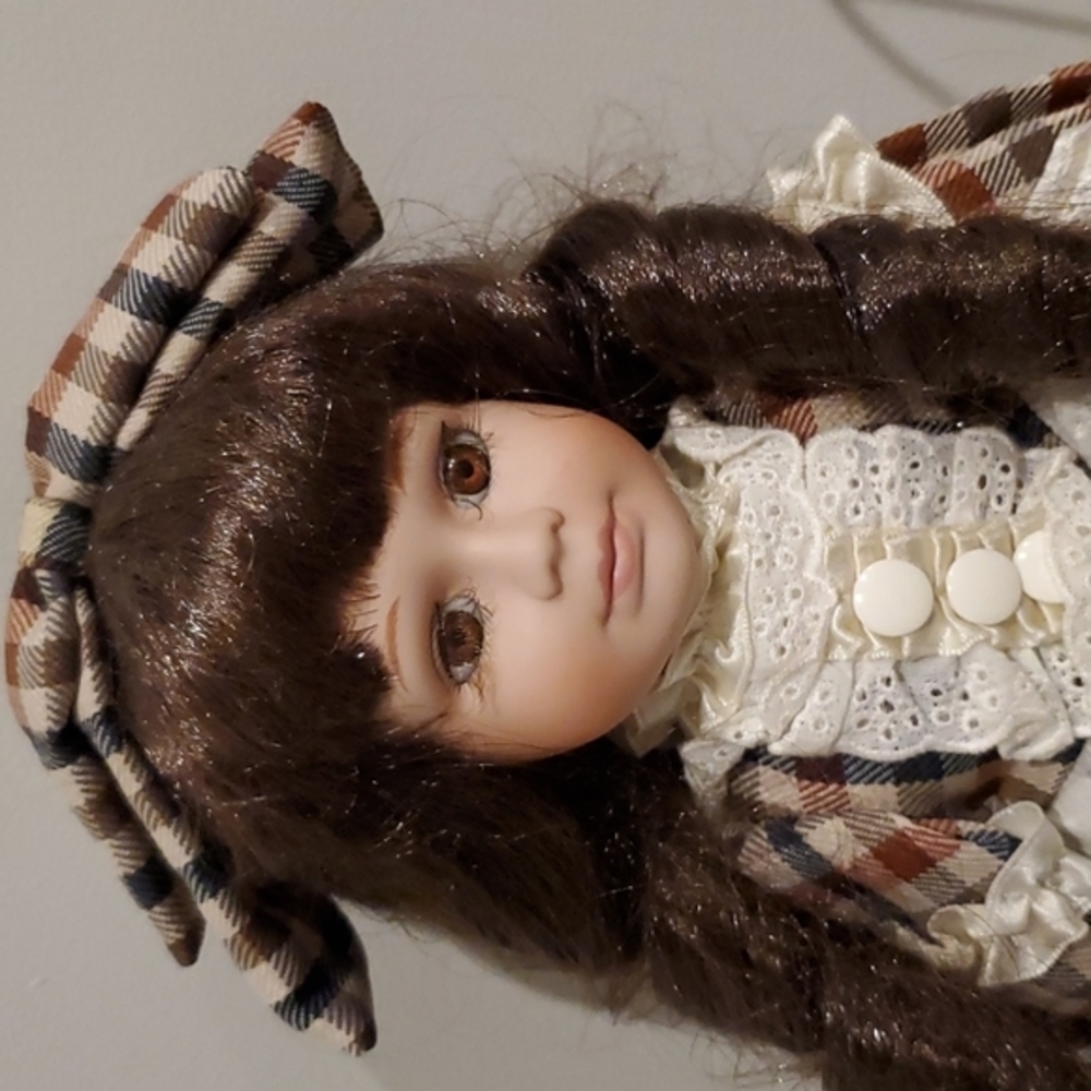 Vintage 1991 Brinn Porcelain doll - Picture 2 of 7